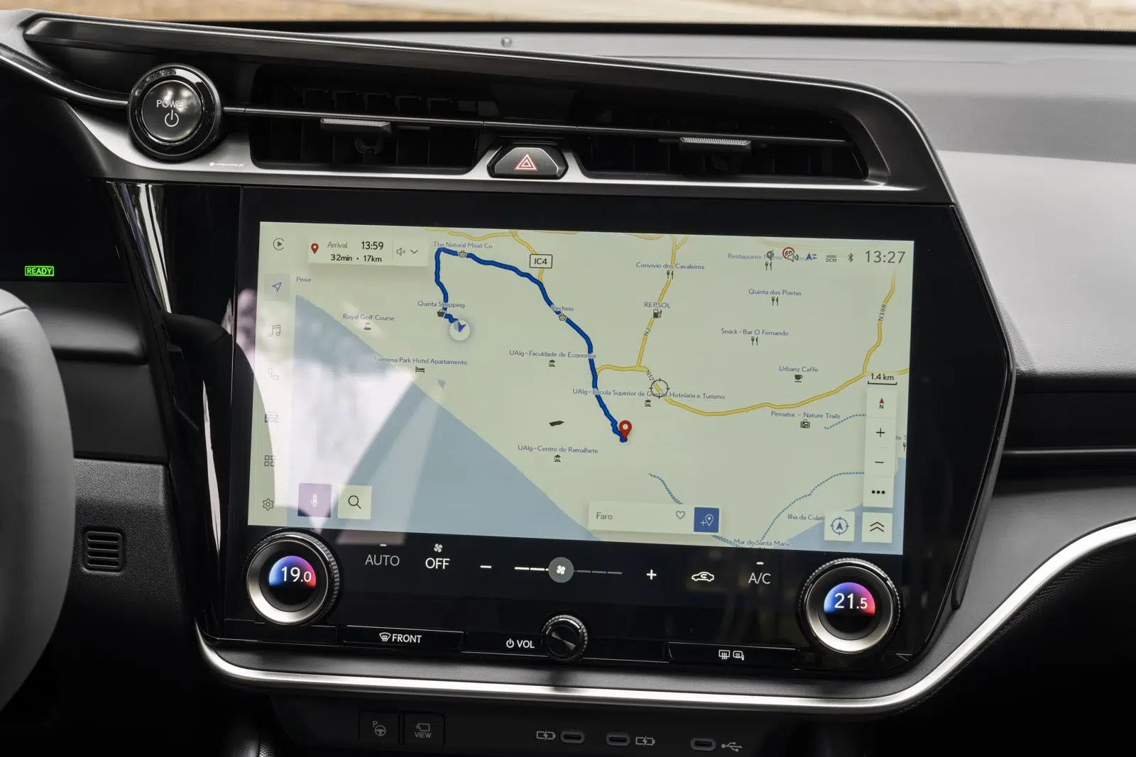 Lexus RZ — écran et poste de conduite