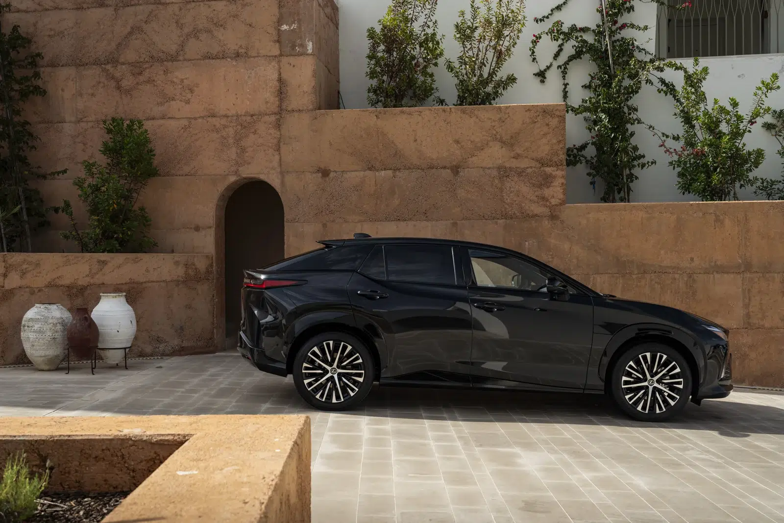 Lexus RZ — RZ 500e, profil