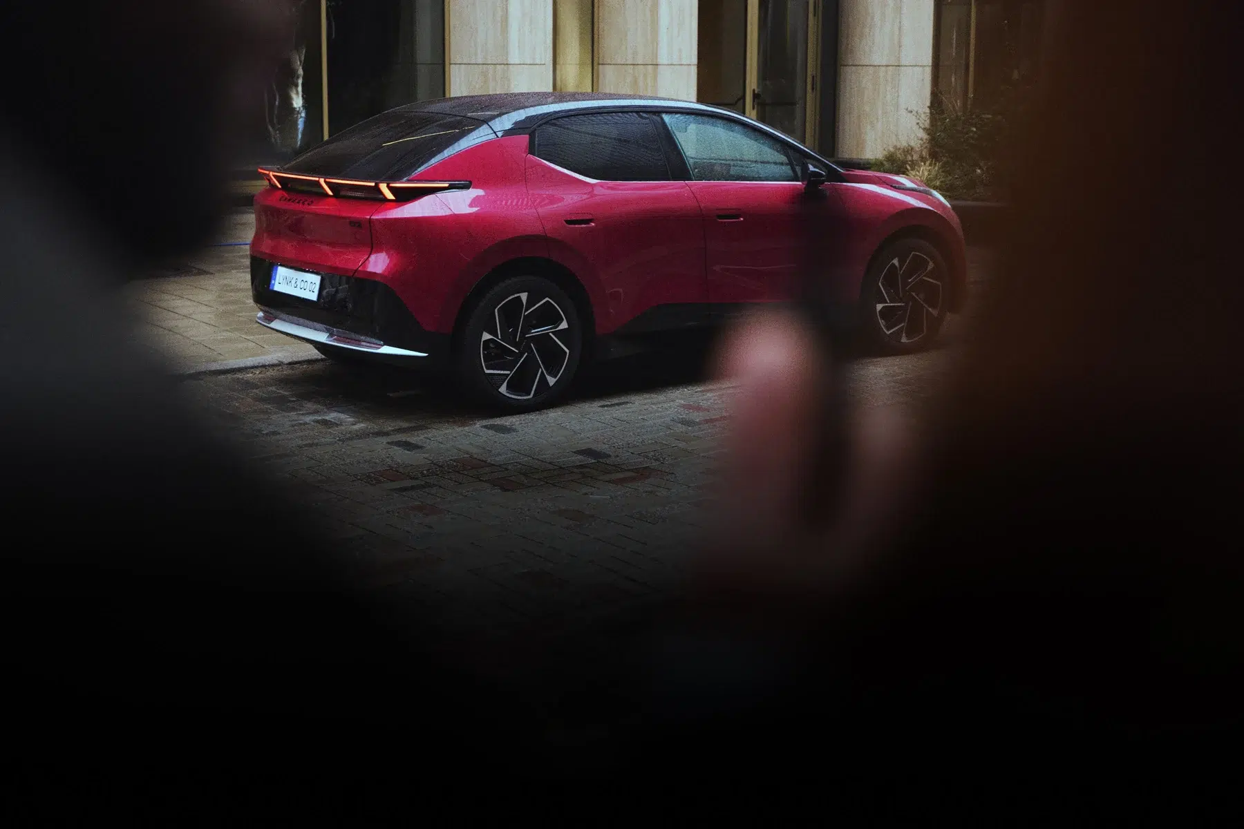 Lynk & Co 02 électrique : profil et vue arrière