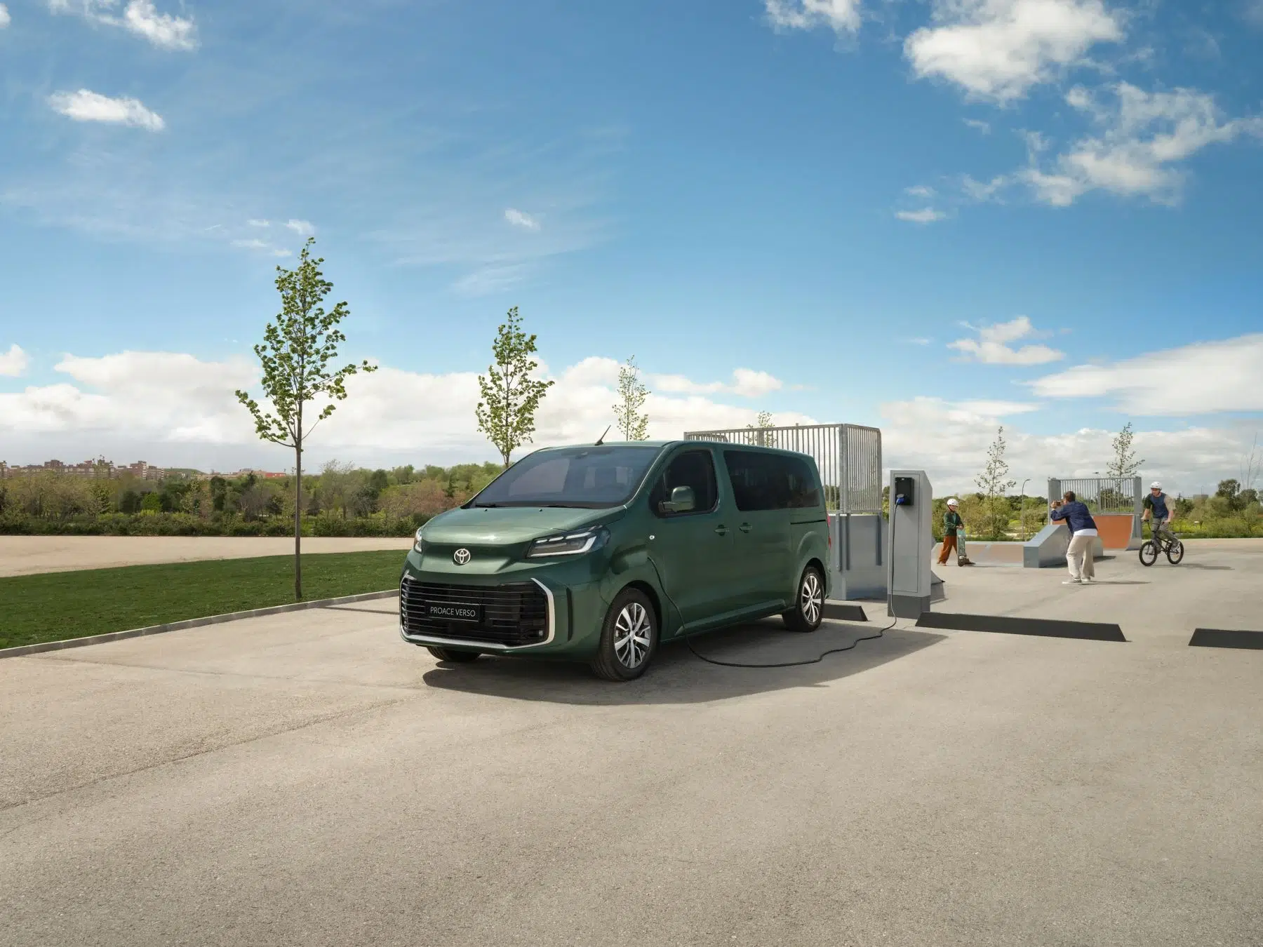 Toyota Proace Verso Electric vert, vue avant trois quarts