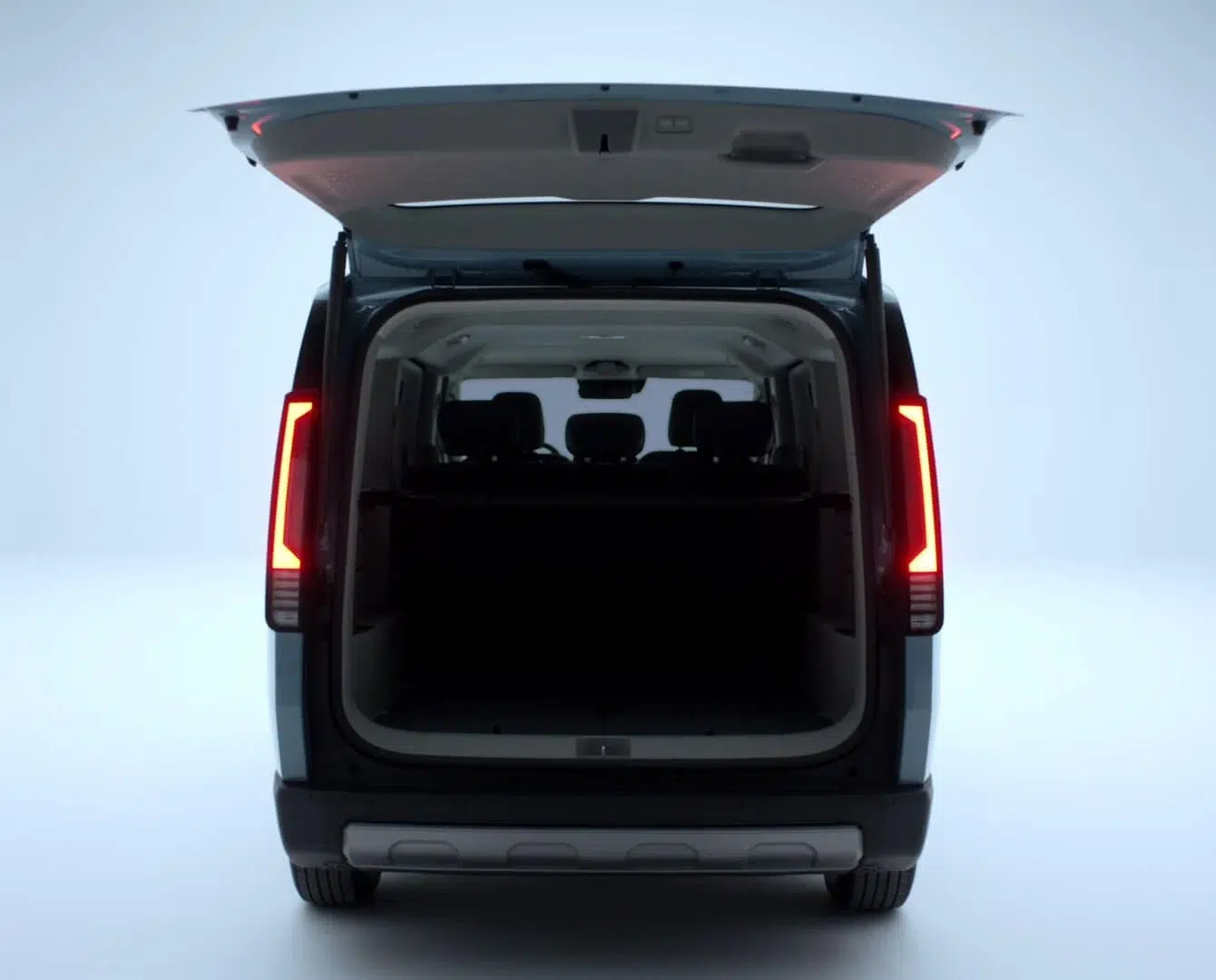 Kia PV5 Passenger : hayon ouvert et coffre