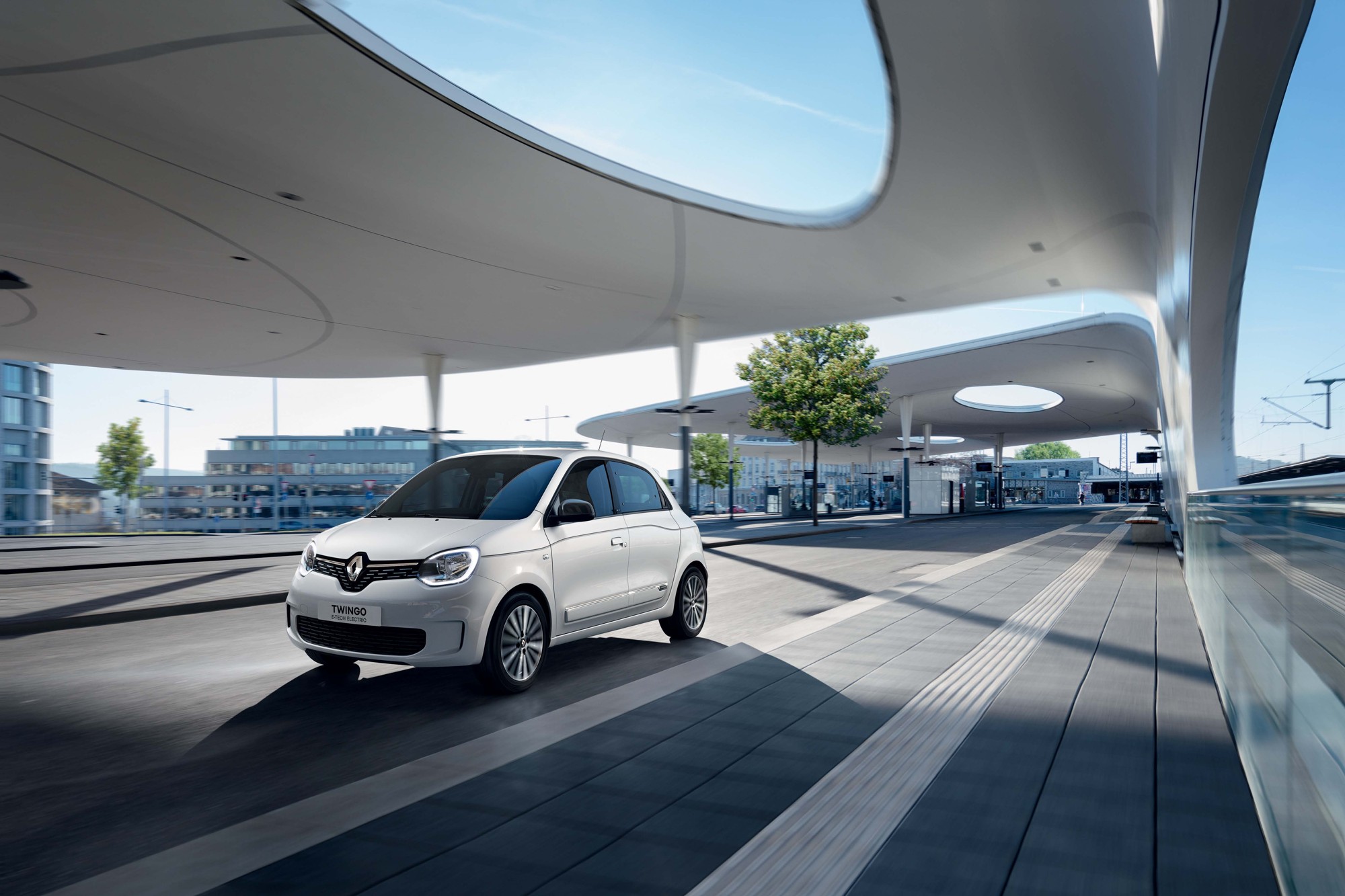 Renault Twingo électrique à moteur arrière blanche sur route