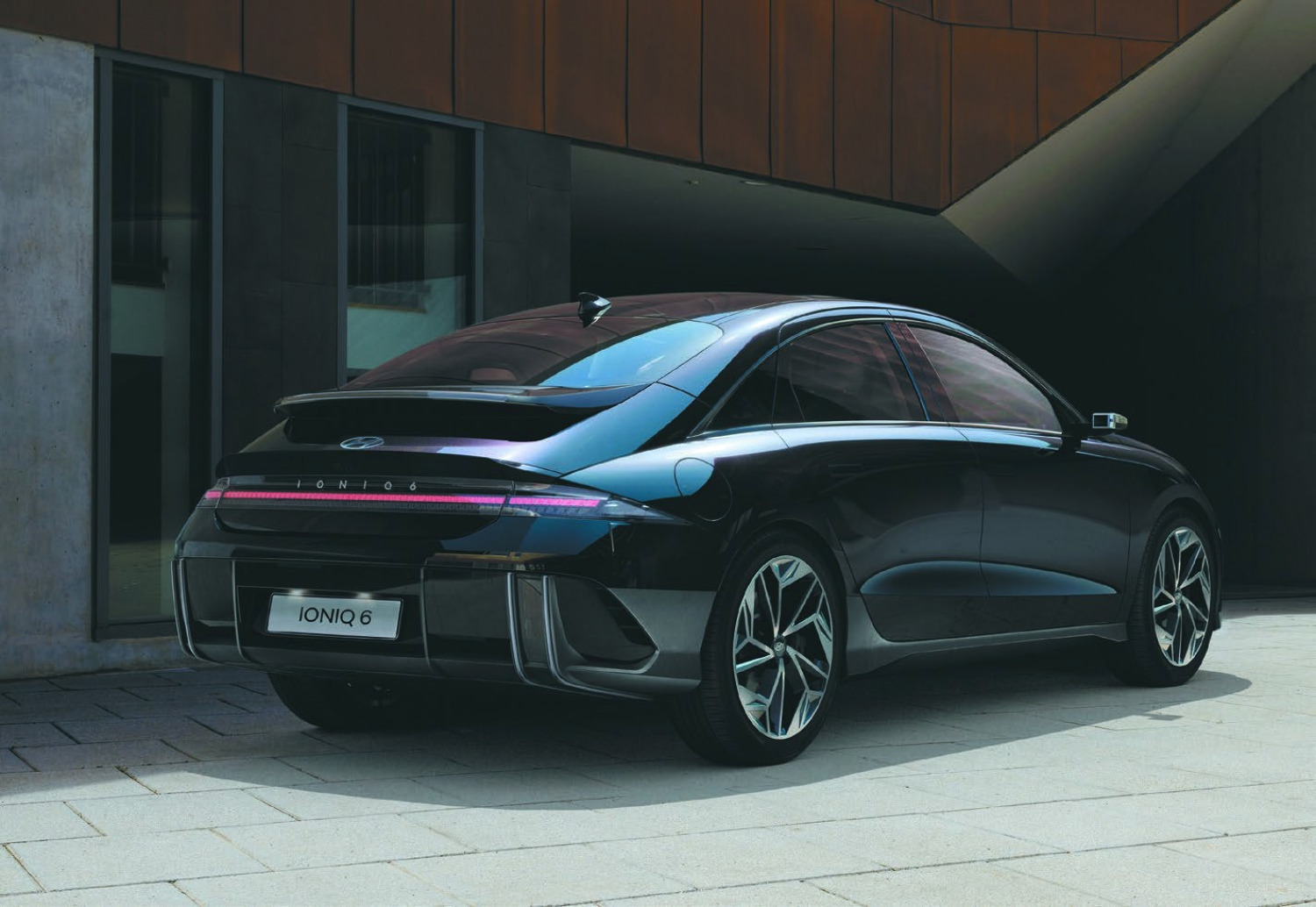 Illustration d'une voiture électrique stylisée et d'une loupe examinant un document de diagnostic de batterie