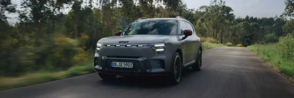 smart #5 : vue avant de trois quarts sur route