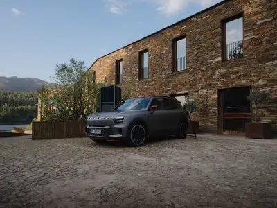 smart #5 : vue extérieure devant un bâtiment