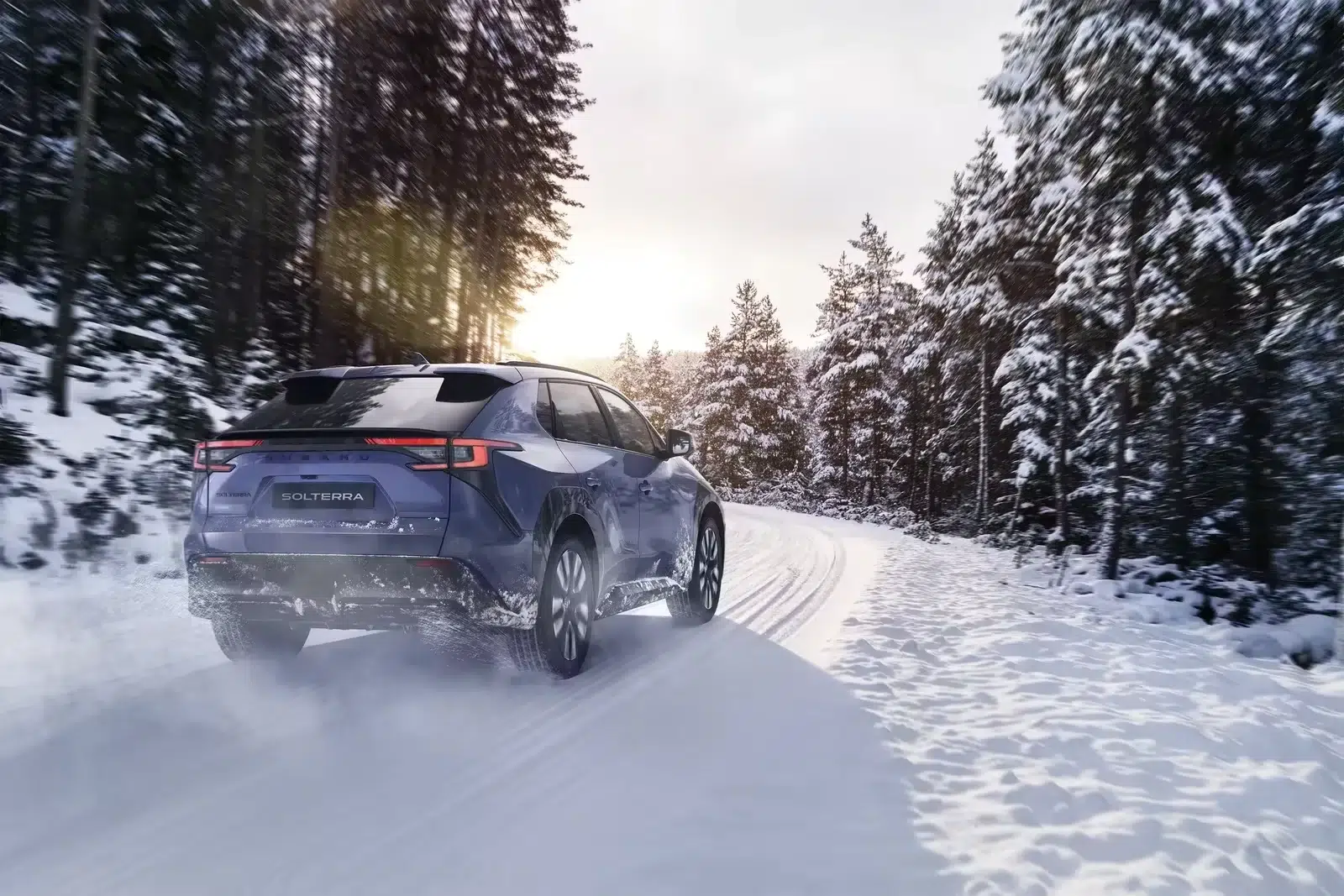 Subaru Solterra : vue arrière sur neige
