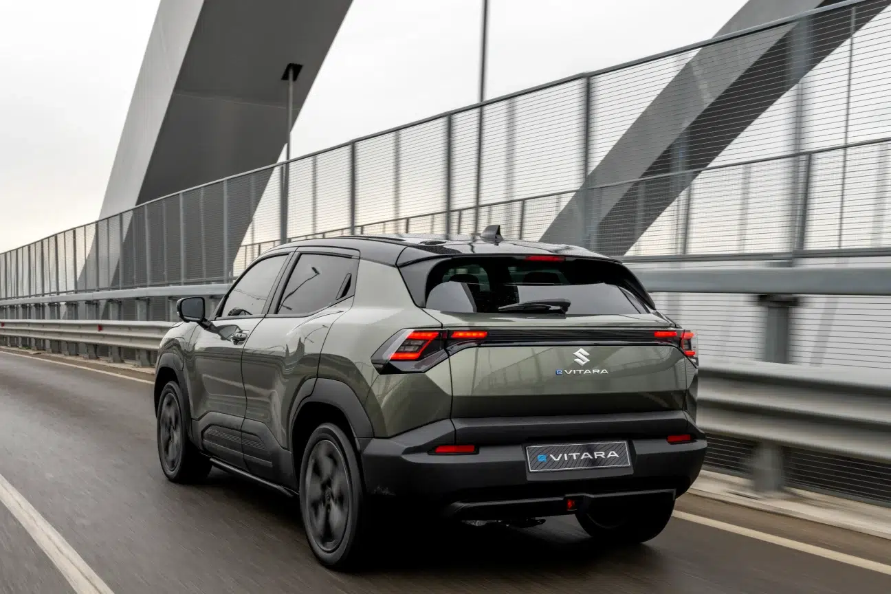 Suzuki e VITARA : vue arrière trois quarts