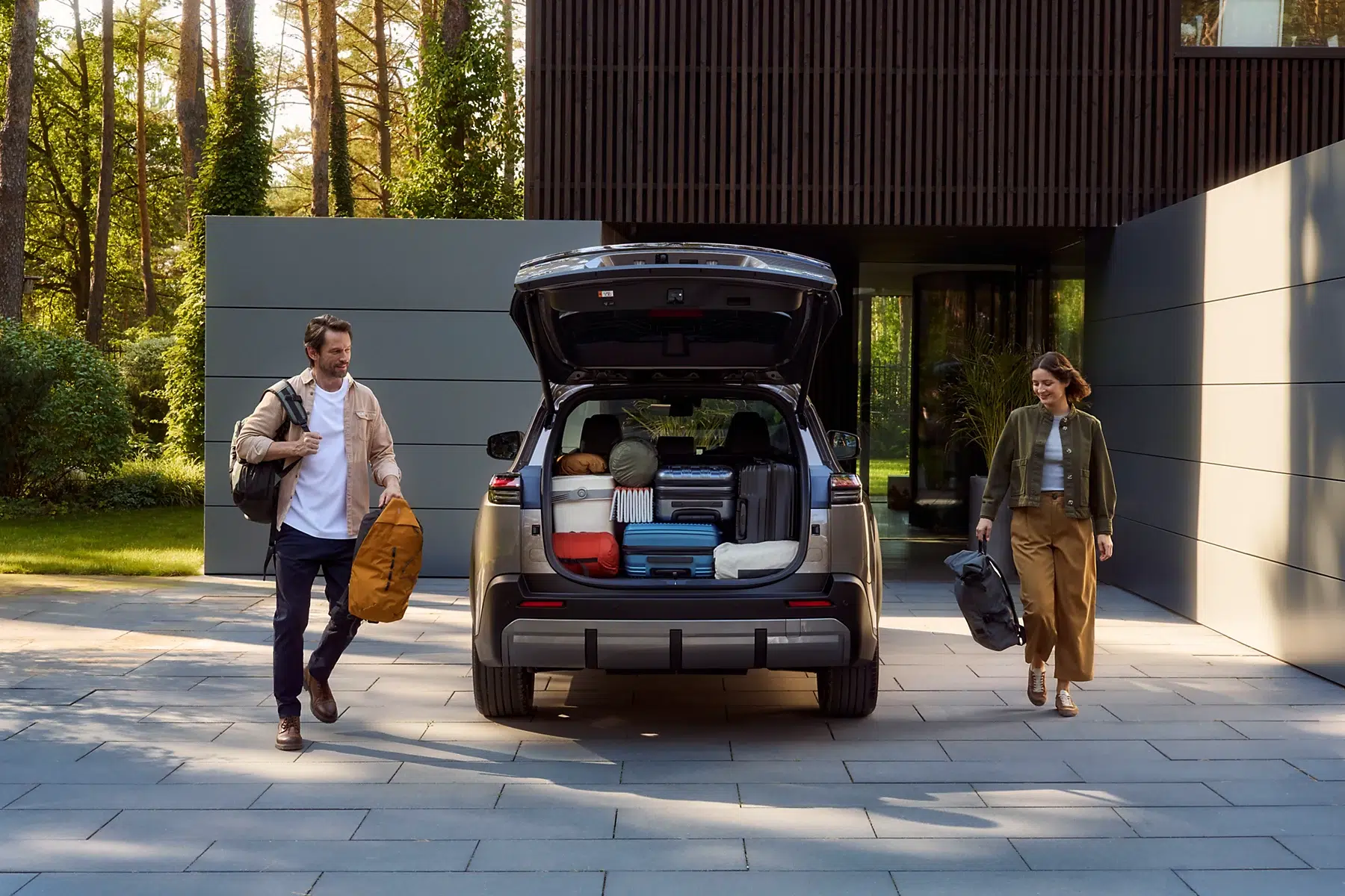 Toyota bZ4X Touring : hayon ouvert et coffre familial
