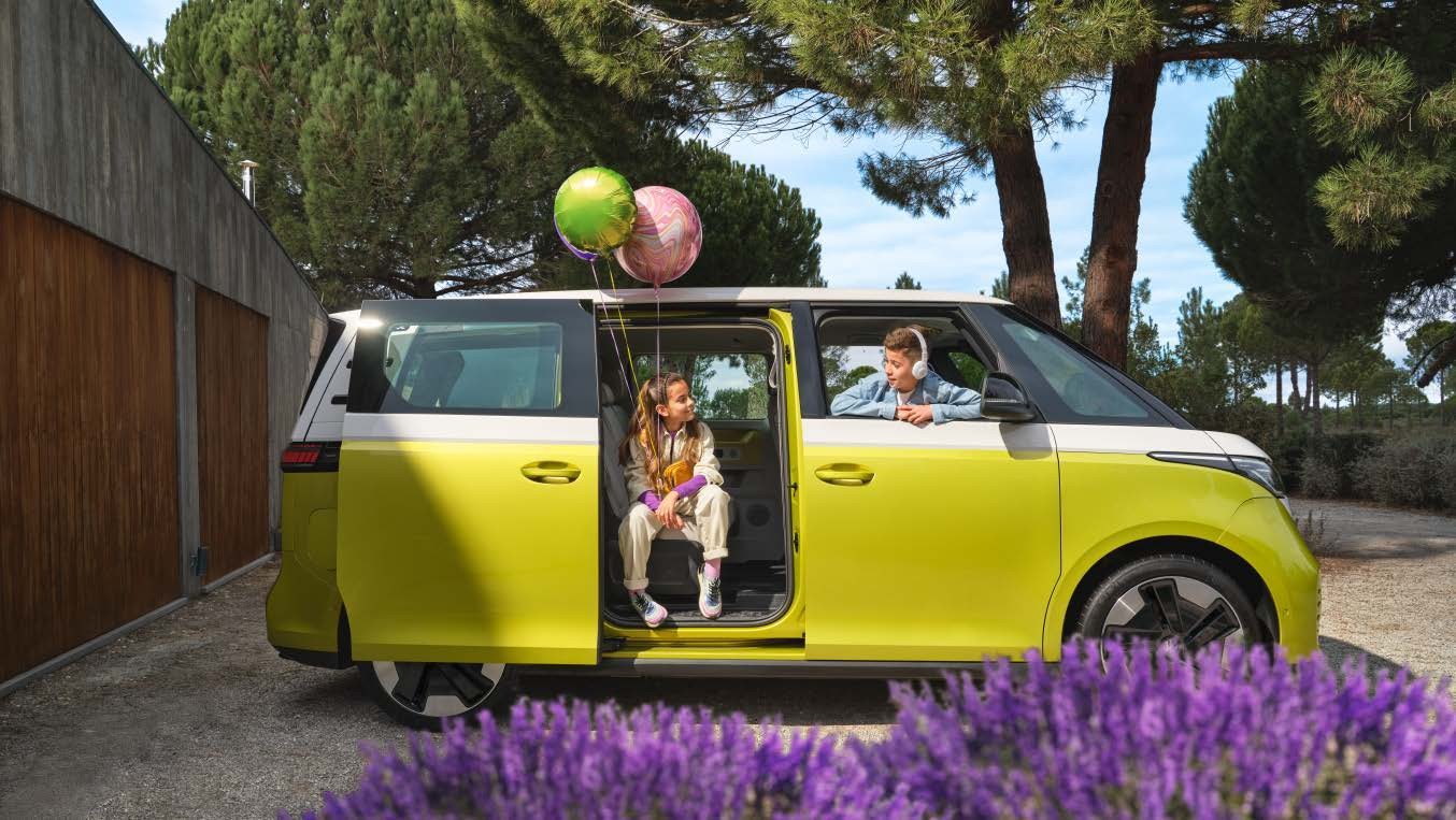 Volkswagen ID. Buzz bicolore avec porte latérale ouverte
