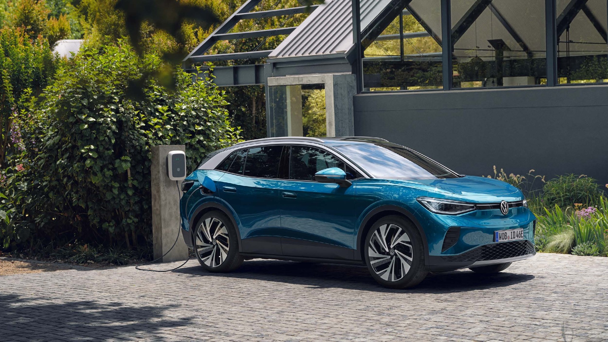 Volkswagen ID.4 bleu devant une maison
